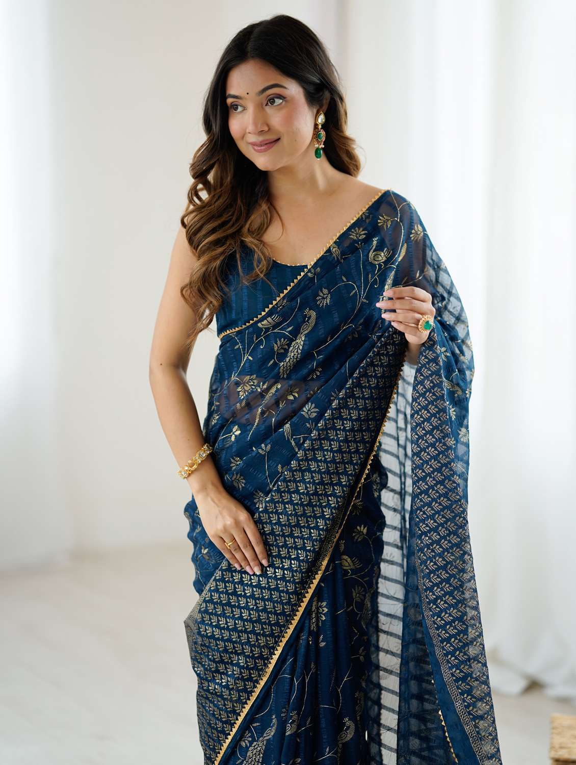 women printed casual wear saree with blouse - 22066340 - Standard Image - 4