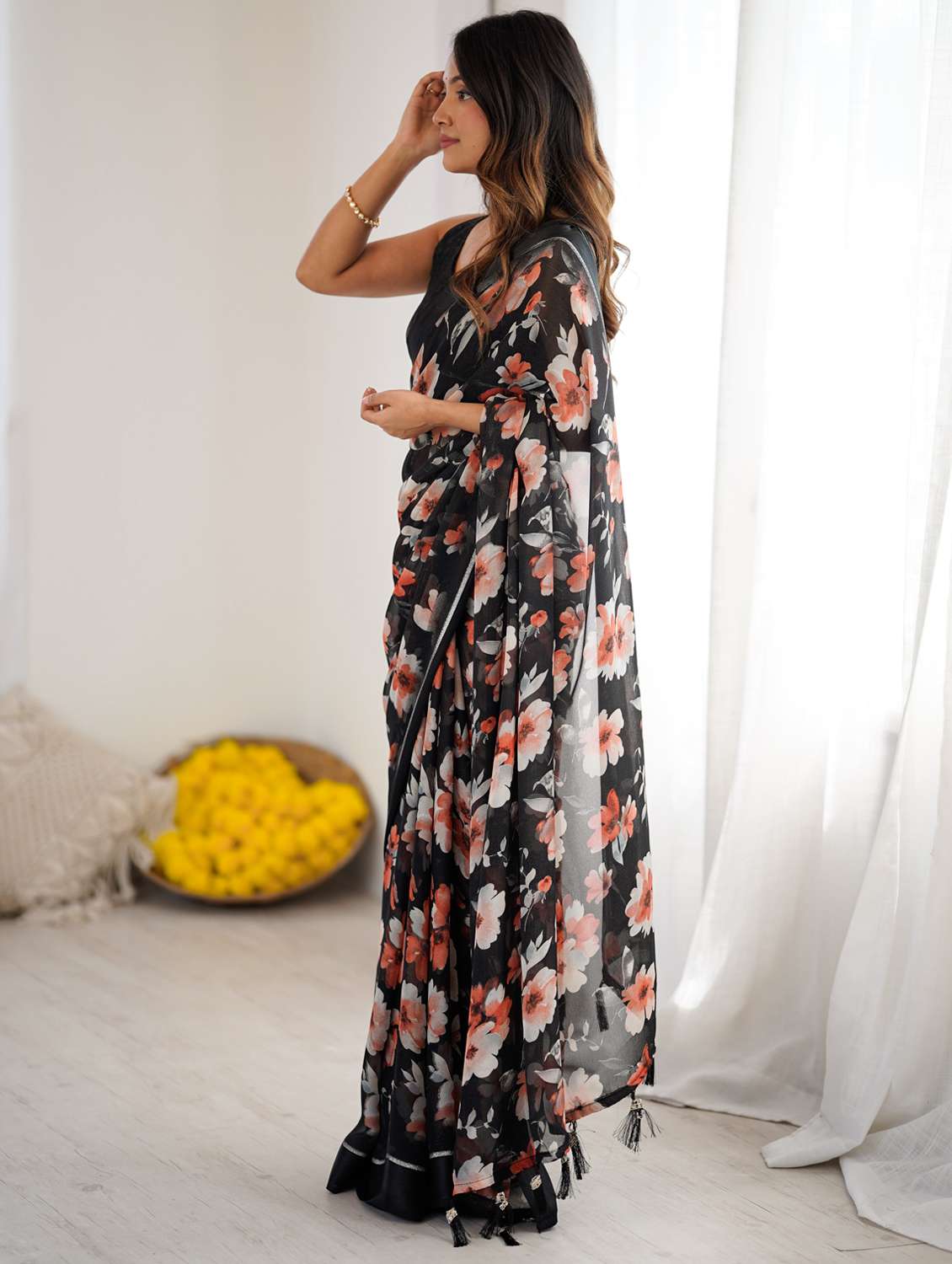 women printed casual wear saree with blouse - 22066344 - Standard Image - 4