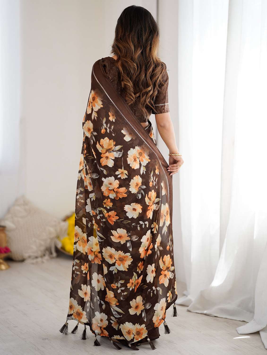 women printed casual wear saree with blouse - 22066345 - Standard Image - 4