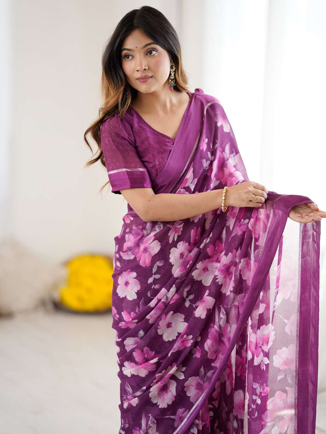 women printed casual wear saree with blouse - 22066347 - Standard Image - 4