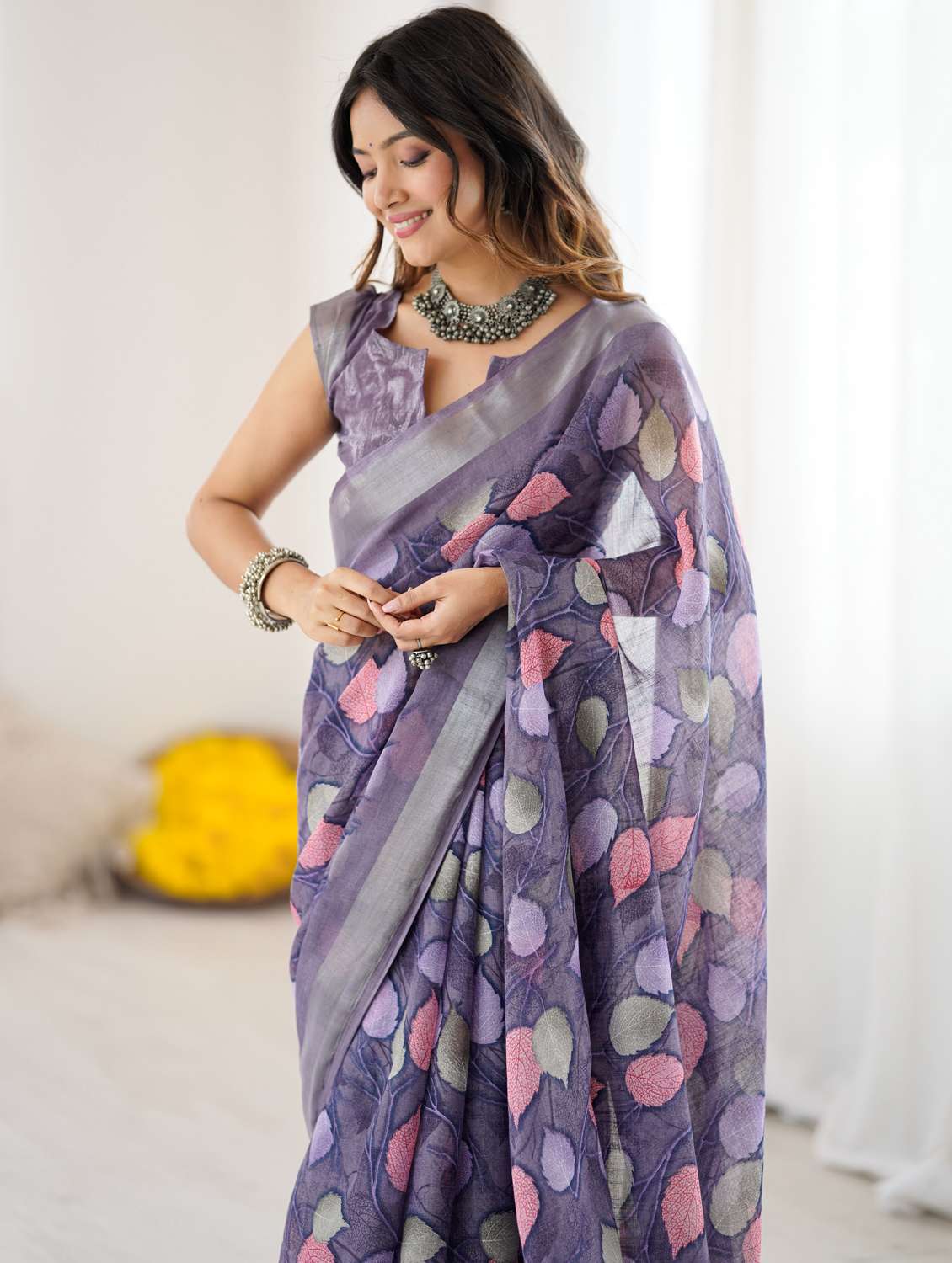women printed casual wear saree with blouse - 22066350 - Standard Image - 4