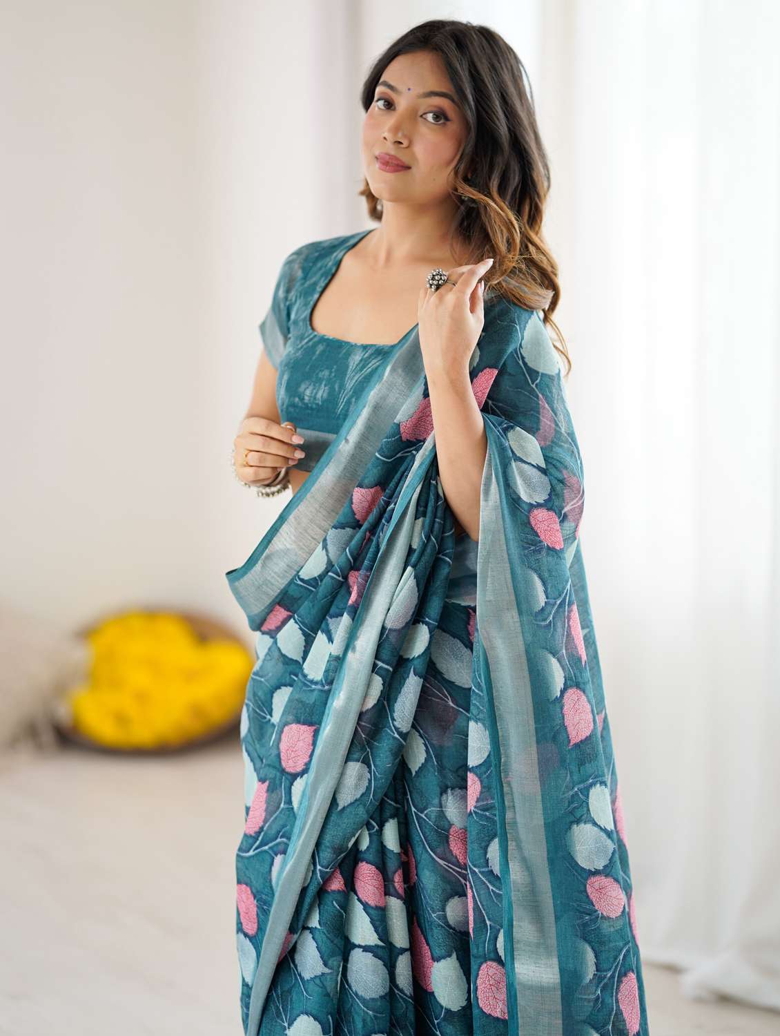 women printed casual wear saree with blouse - 22066351 -  Standard Image - 4