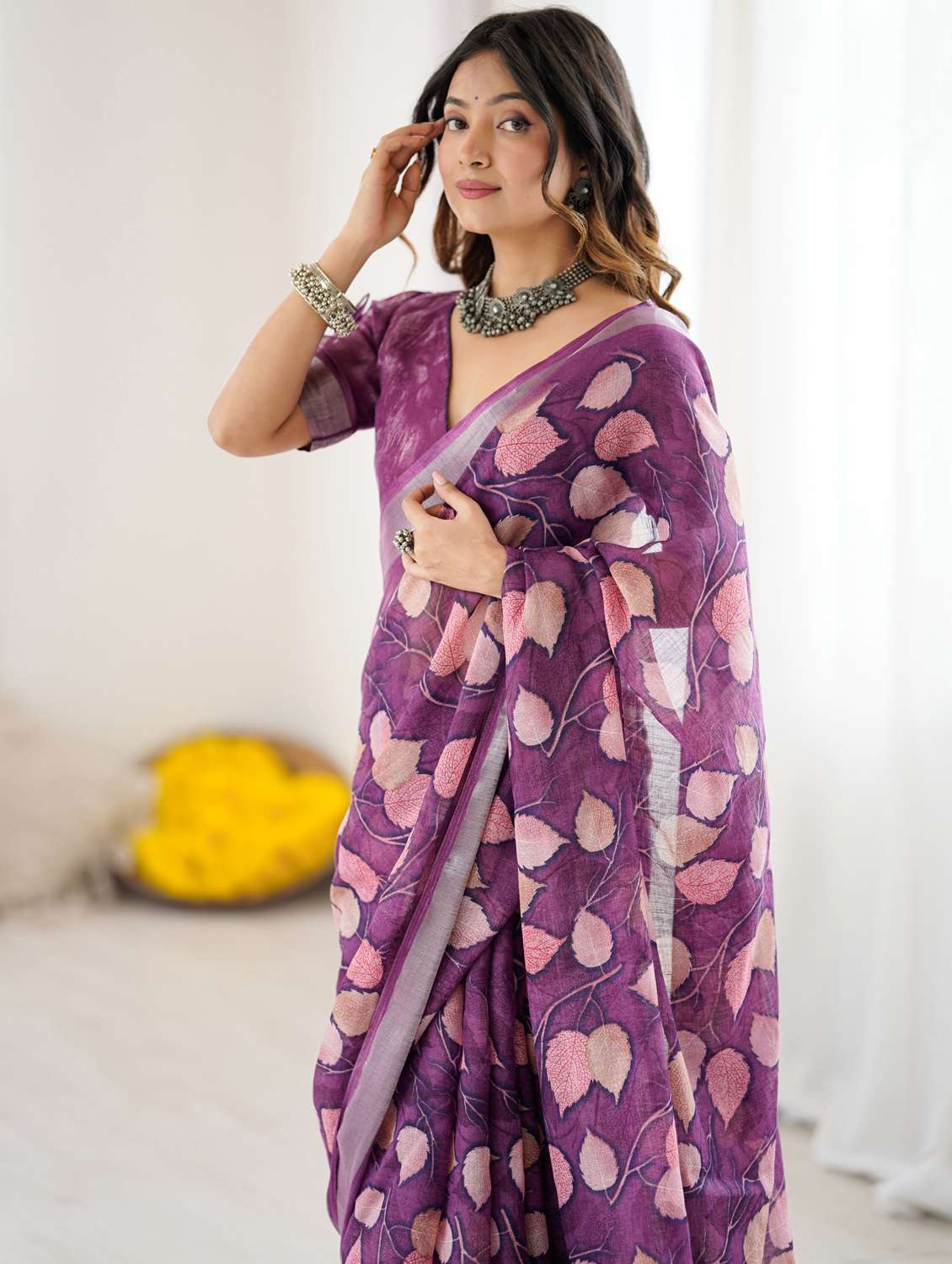 women printed casual wear saree with blouse - 22066352 - Standard Image - 4