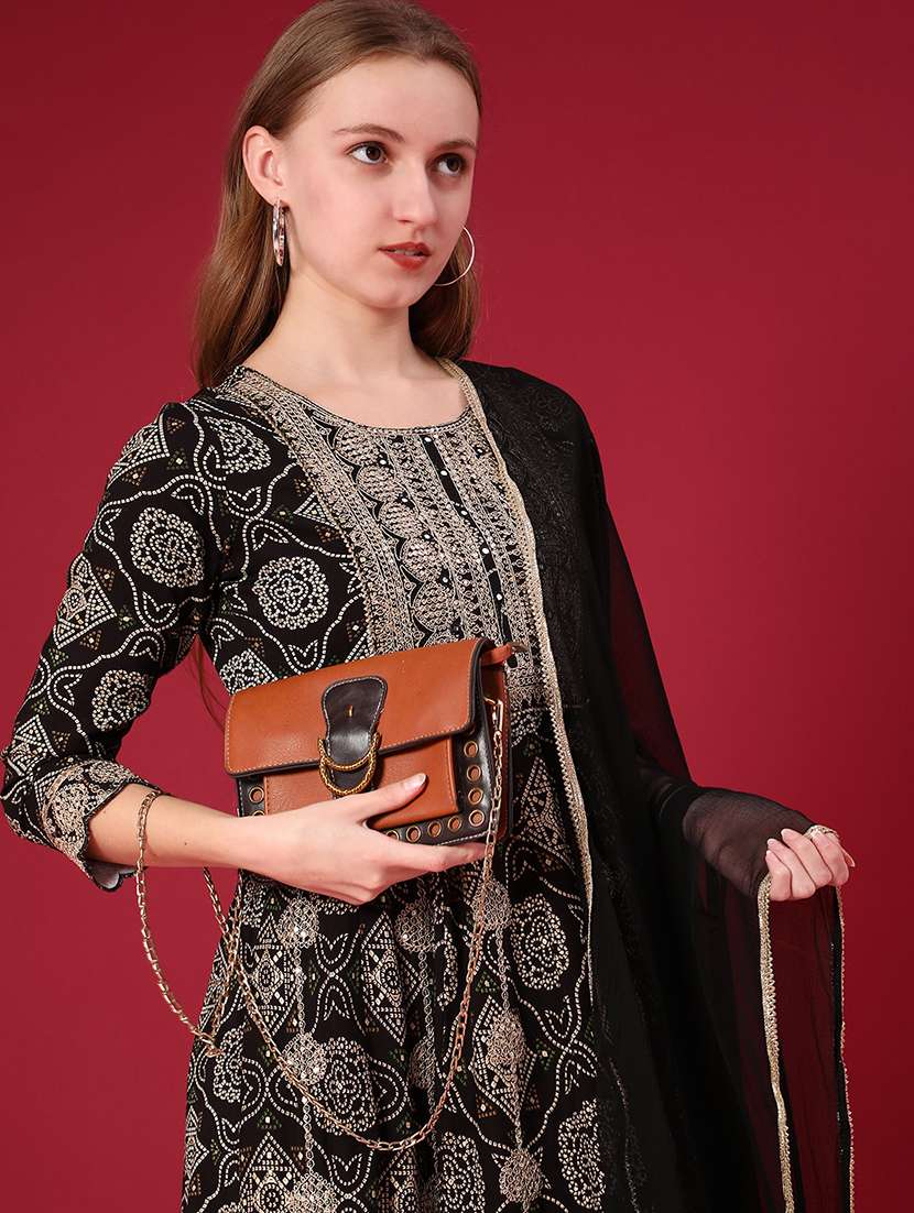 women three quarter sleeve kurta and pant with dupatta - 22067456 -  Standard Image - 4