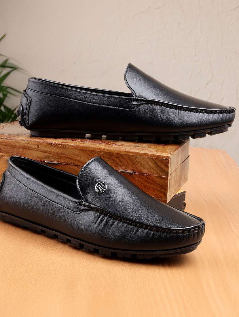 men solid slip on loafer - 22067551 - Zoom Image - 0