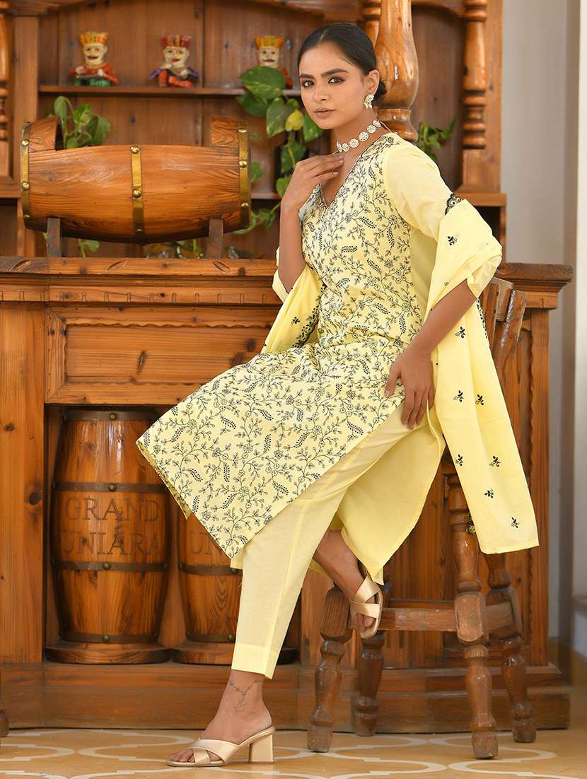 women three quarter sleeve kurta pant with dupatta set - 22068521 - Standard Image - 4