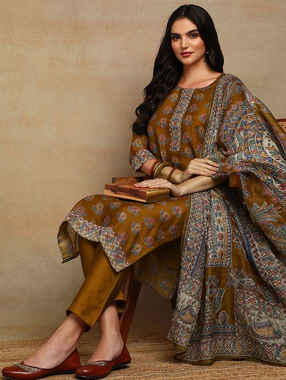 women three quarter sleeve kurta pant with dupatta set - 22068572 - Standard Image - 4