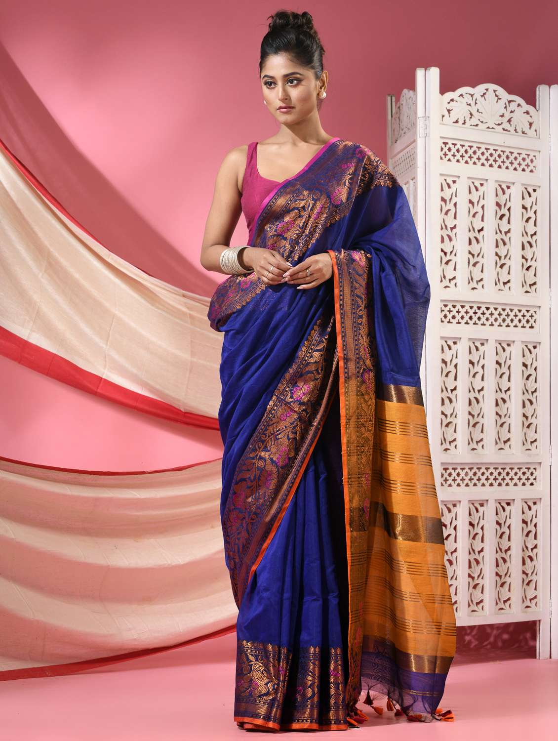 women solid with bordered handloom saree with blouse