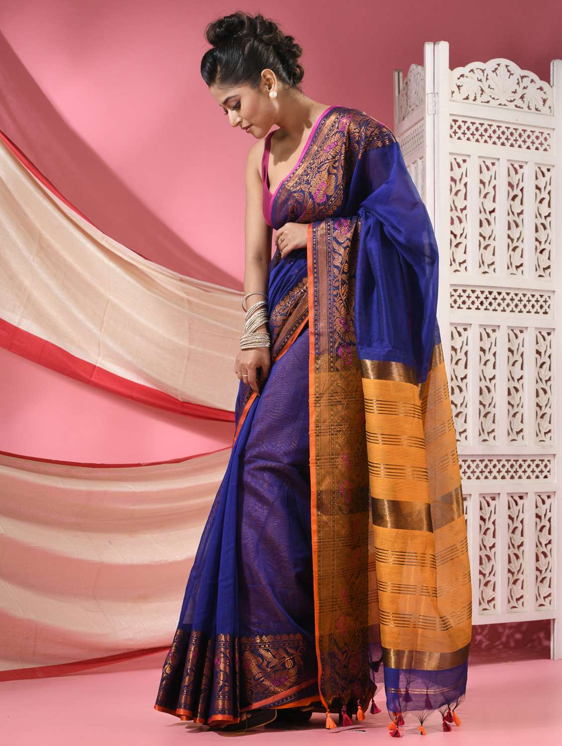 women solid with bordered handloom saree with blouse - 22068617 -  Standard Image - 1