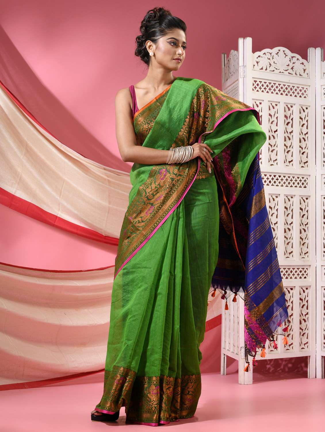 women solid with bordered handloom saree with blouse - 22068618 -  Standard Image - 1