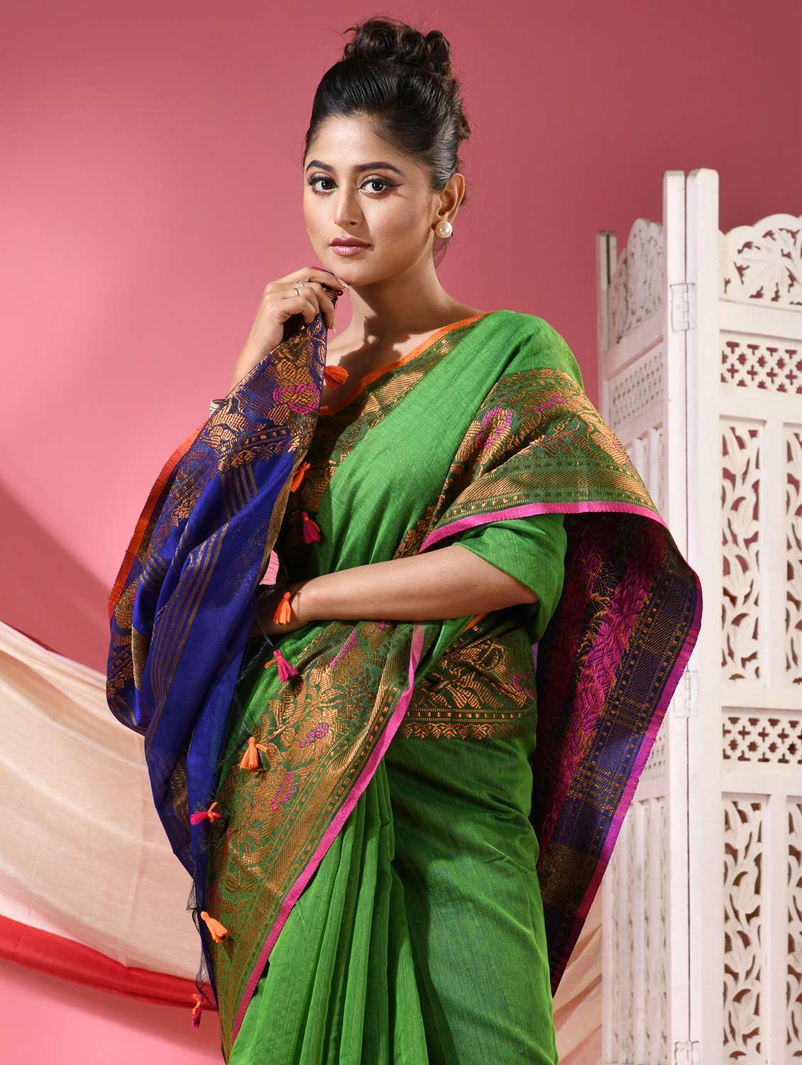 women solid with bordered handloom saree with blouse - 22068618 -  Standard Image - 4