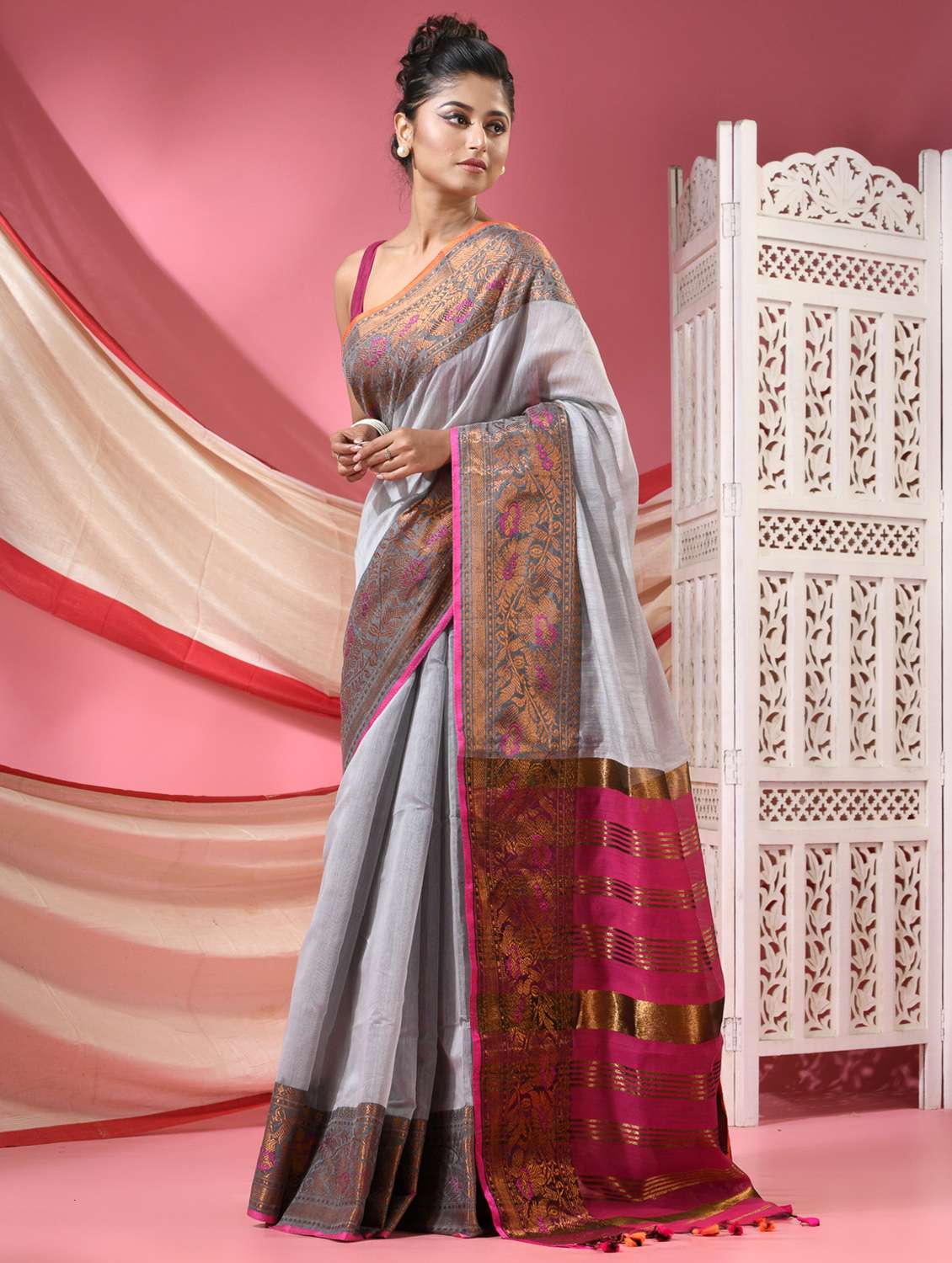 women solid with bordered handloom saree with blouse