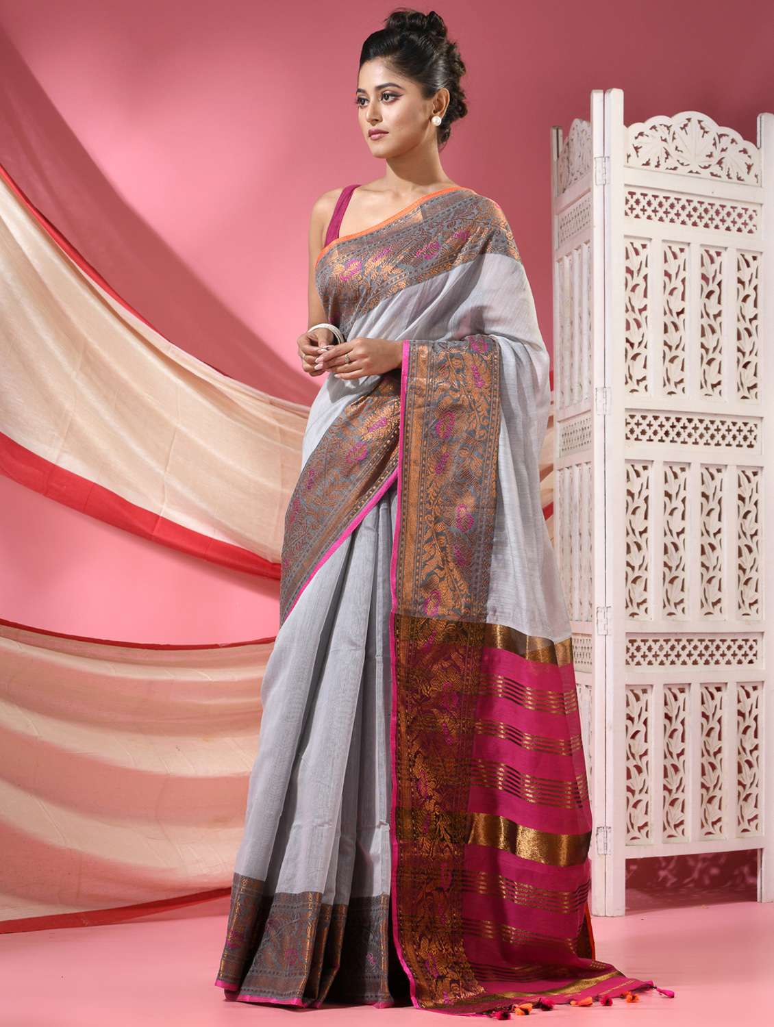 women solid with bordered handloom saree with blouse - 22068620 -  Standard Image - 1