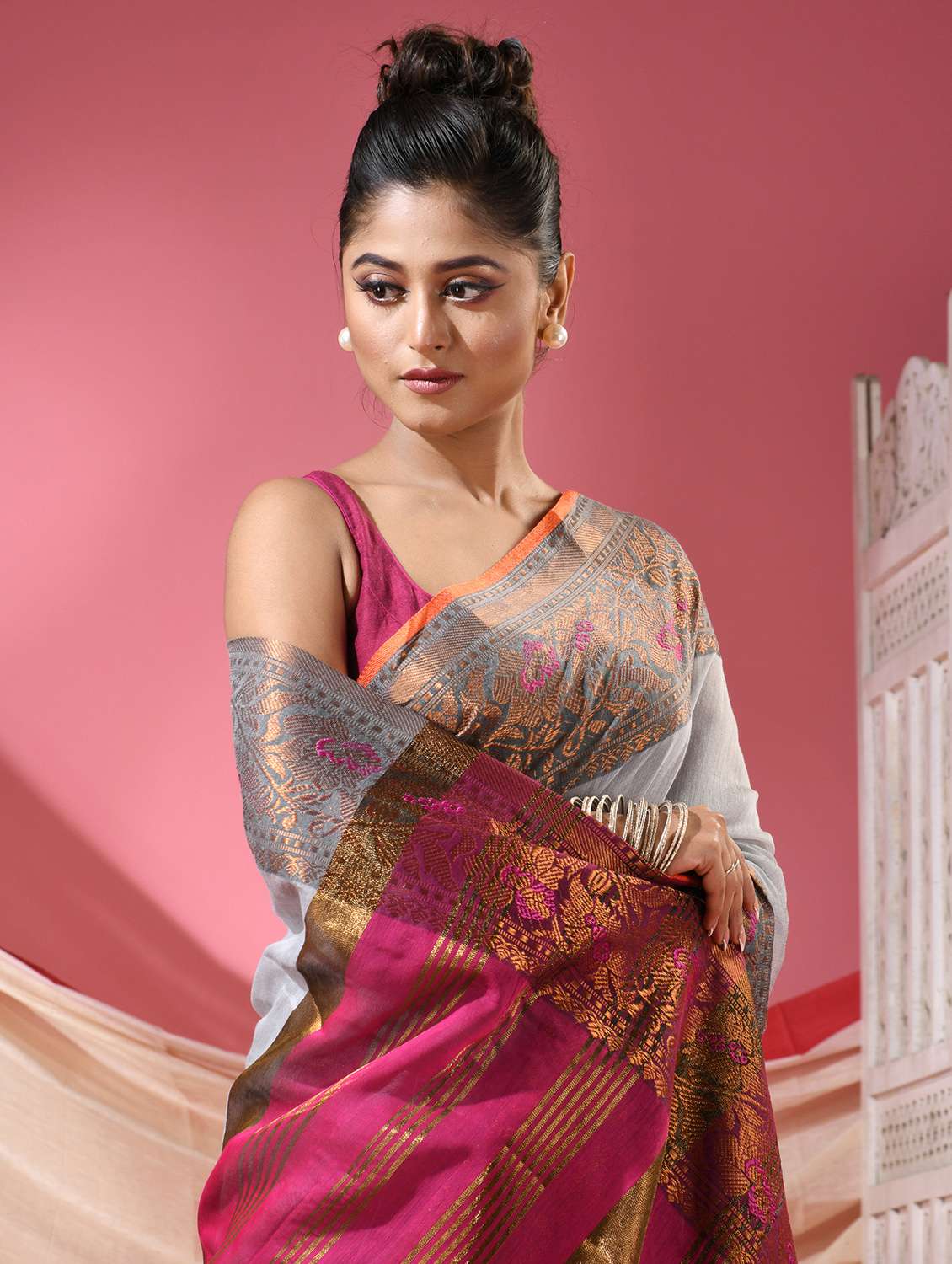 women solid with bordered handloom saree with blouse - 22068620 -  Standard Image - 4