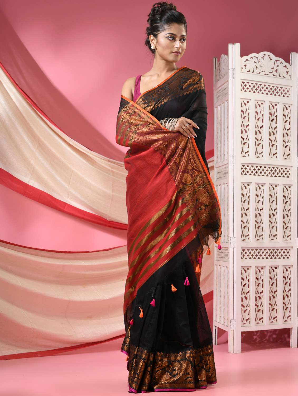 women solid with bordered handloom saree with blouse - 22068621 - Standard Image - 1