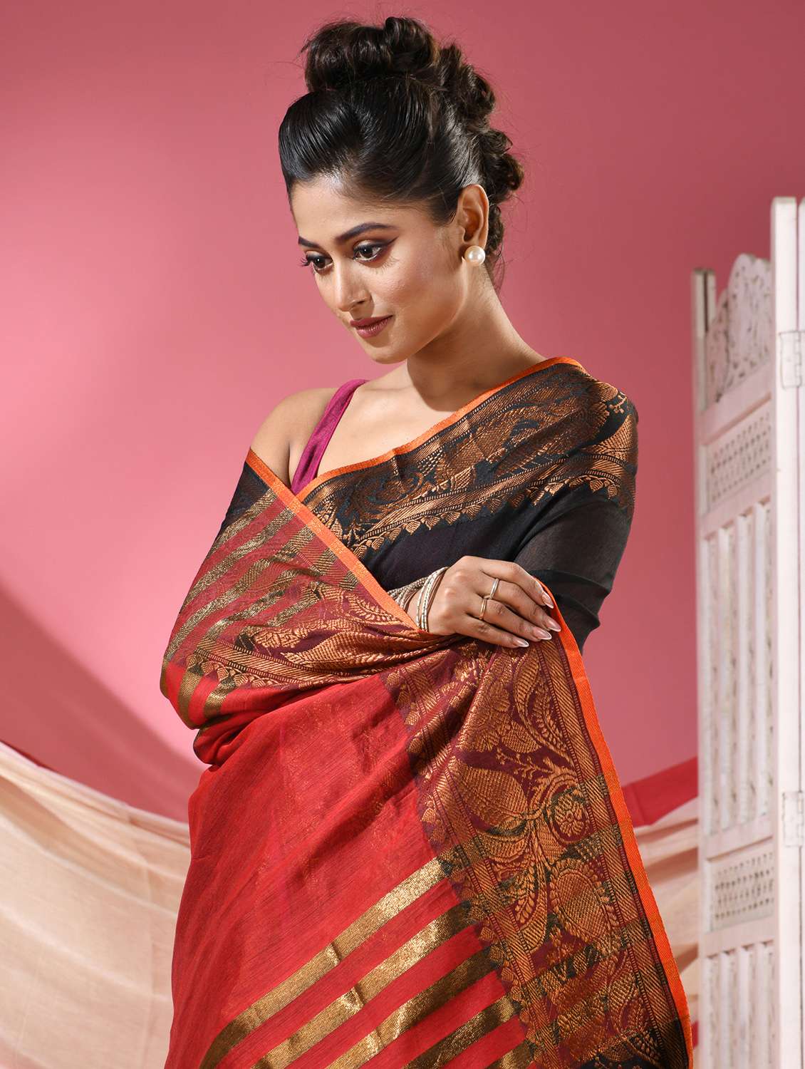 women solid with bordered handloom saree with blouse - 22068621 - Standard Image - 4