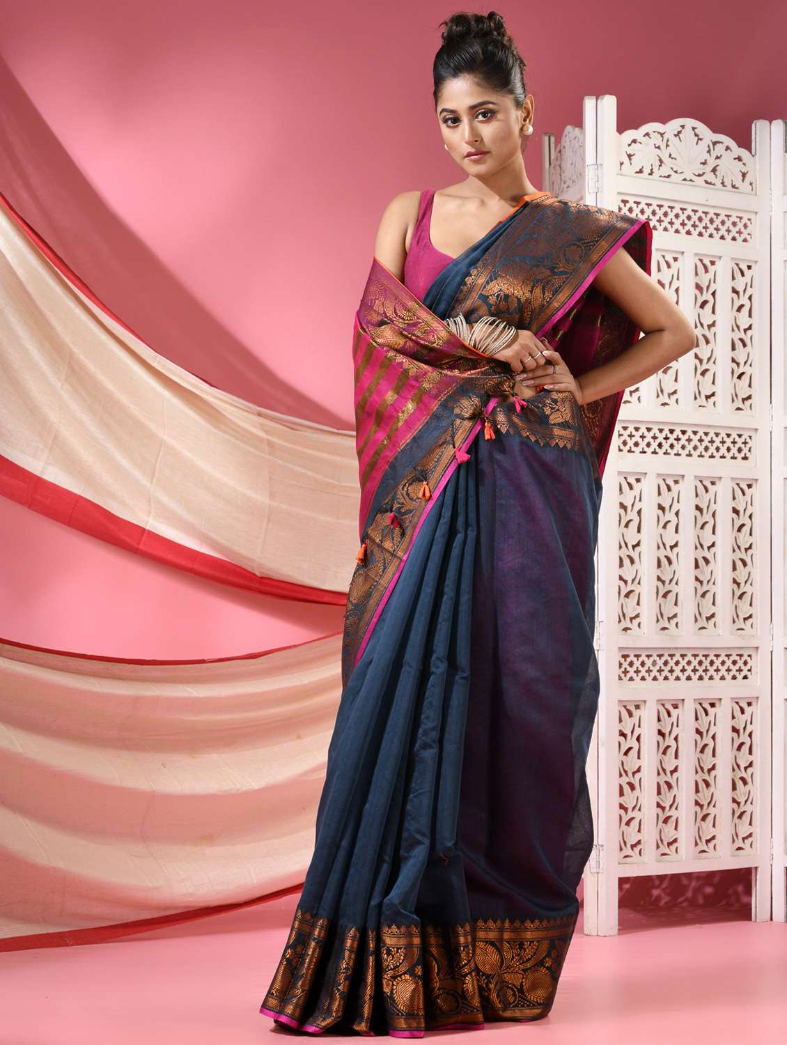 women solid with bordered handloom saree with blouse