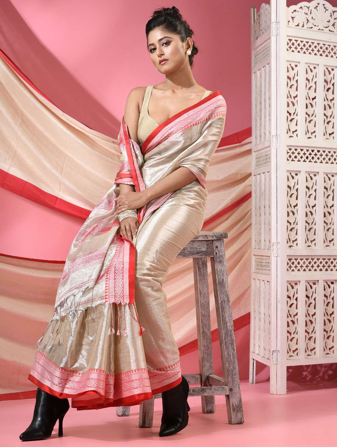women solid with bordered handloom saree with blouse - 22068624 - Standard Image - 1