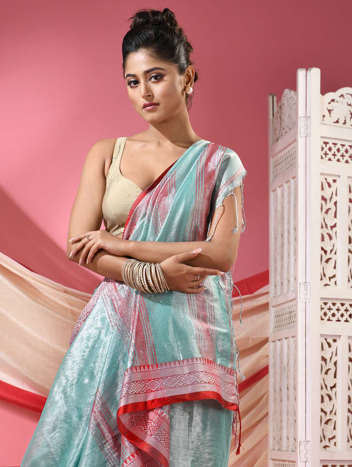 women solid with bordered handloom saree with blouse - 22068625 - Standard Image - 4