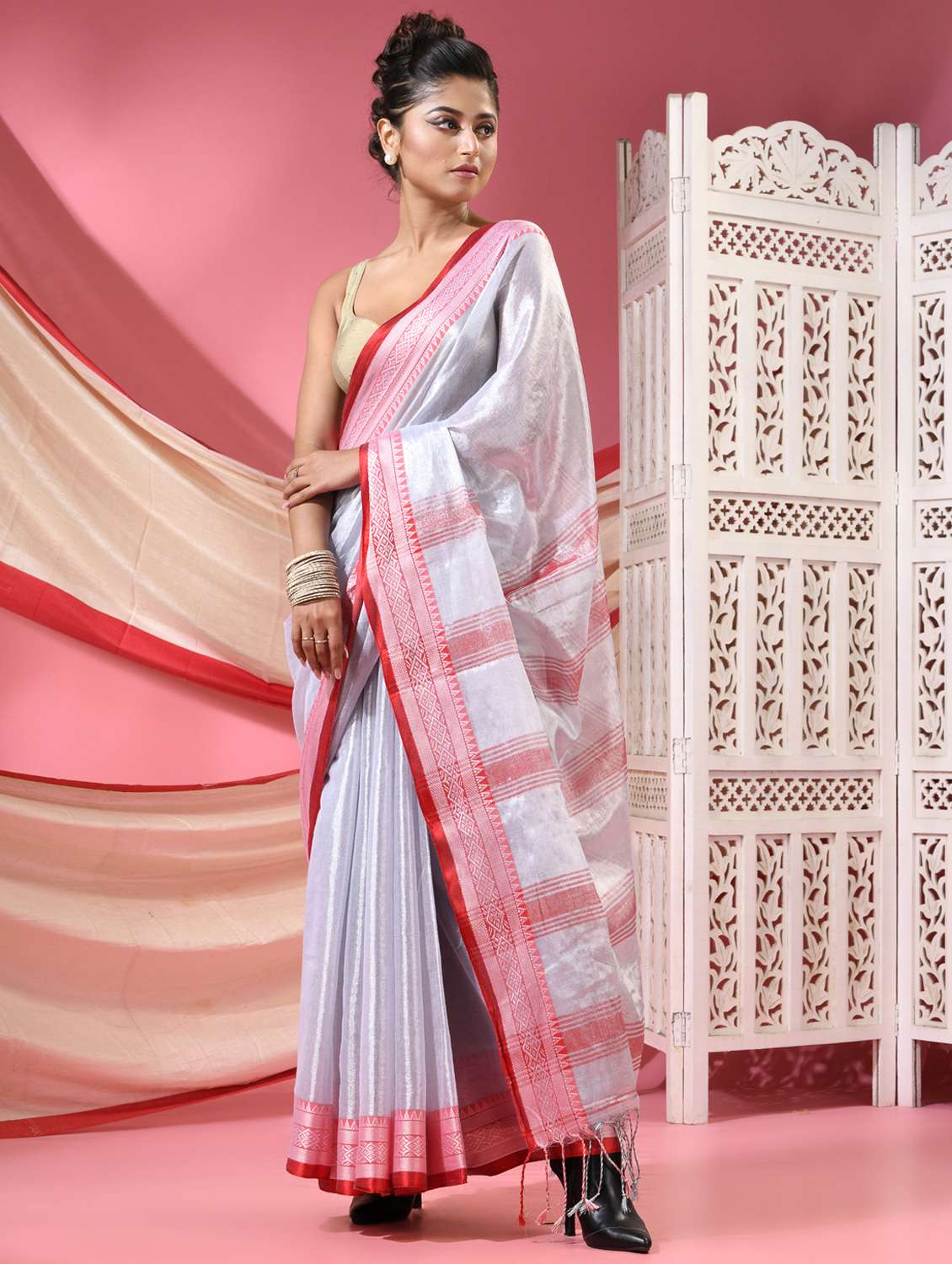 women solid with bordered handloom saree with blouse - 22068628 - Standard Image - 1
