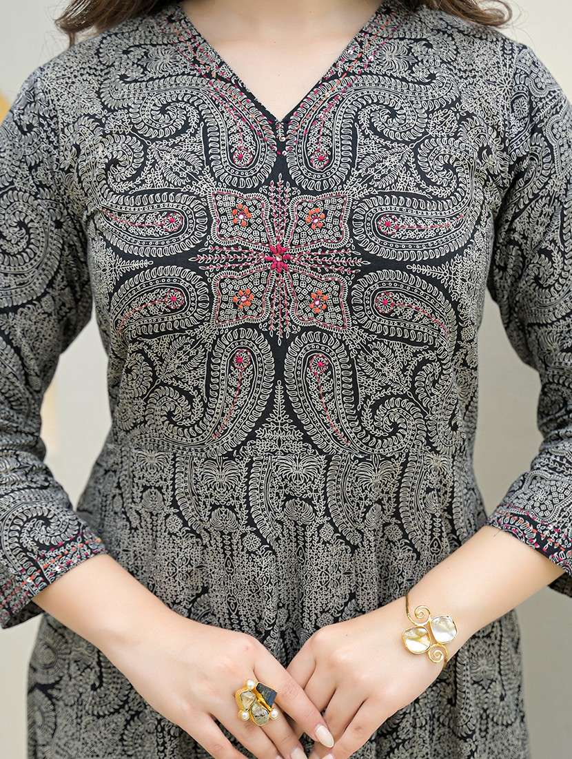 women printed three quarter sleeve kurta pant with dupatta set - 22069212 -  Standard Image - 4