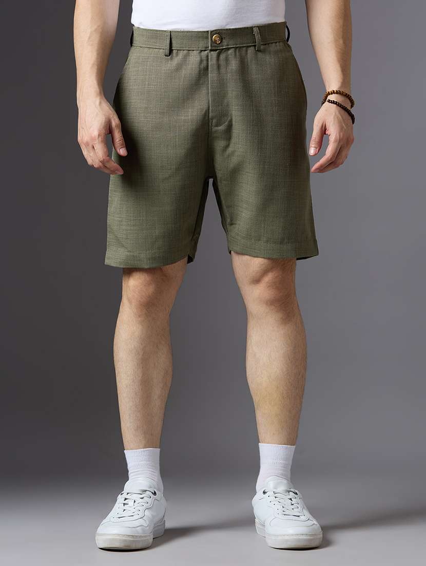 men solid mid rise regular fit shorts