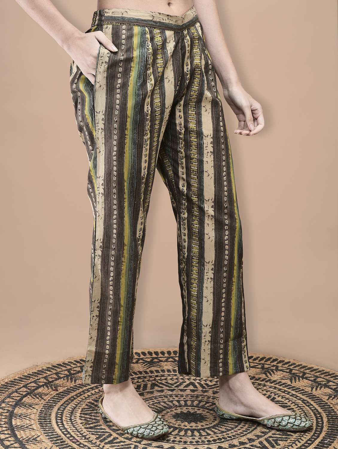 women paisley three quarter sleeve kurta pant with dupatta set - 22070853 -  Standard Image - 4