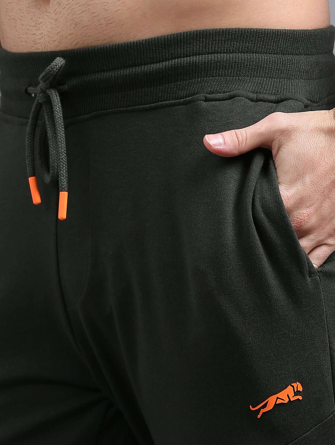 men solid mid rise regular fit jogger - 22070970 -  Standard Image - 4