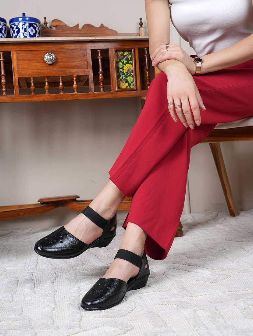 women black solid wedge - 22072136 -  Standard Image - 1