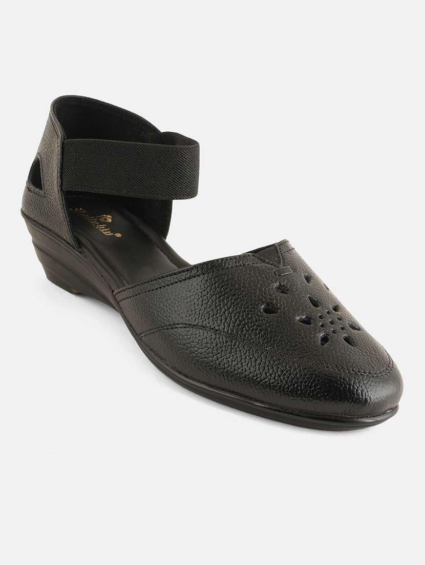women black solid wedge - 22072136 - Standard Image - 4