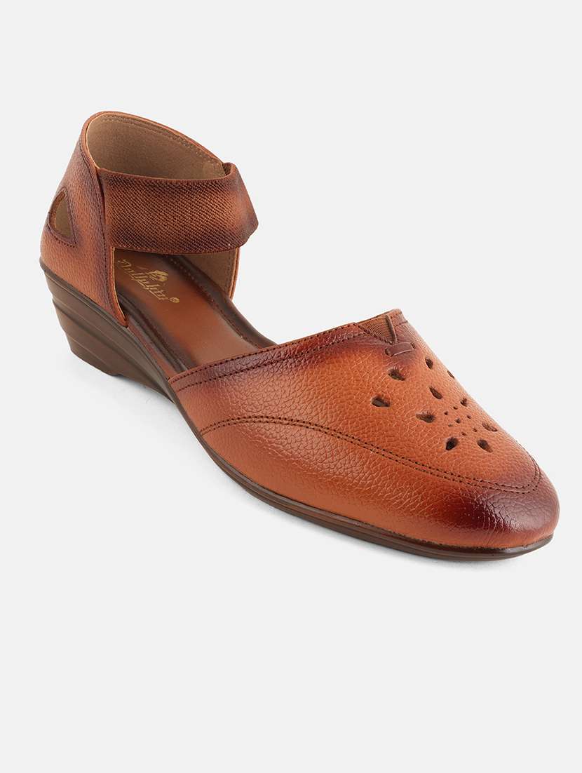 women tan solid wedge - 22072137 - Standard Image - 4