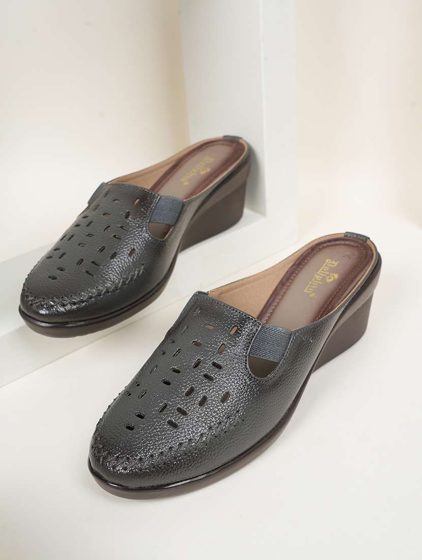 women solid slip on mule