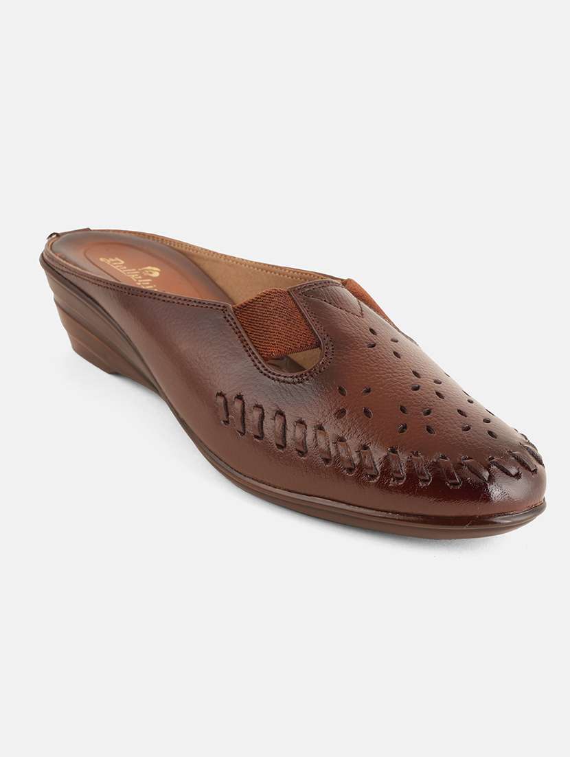 women solid slip on mule - 22072166 - Standard Image - 4