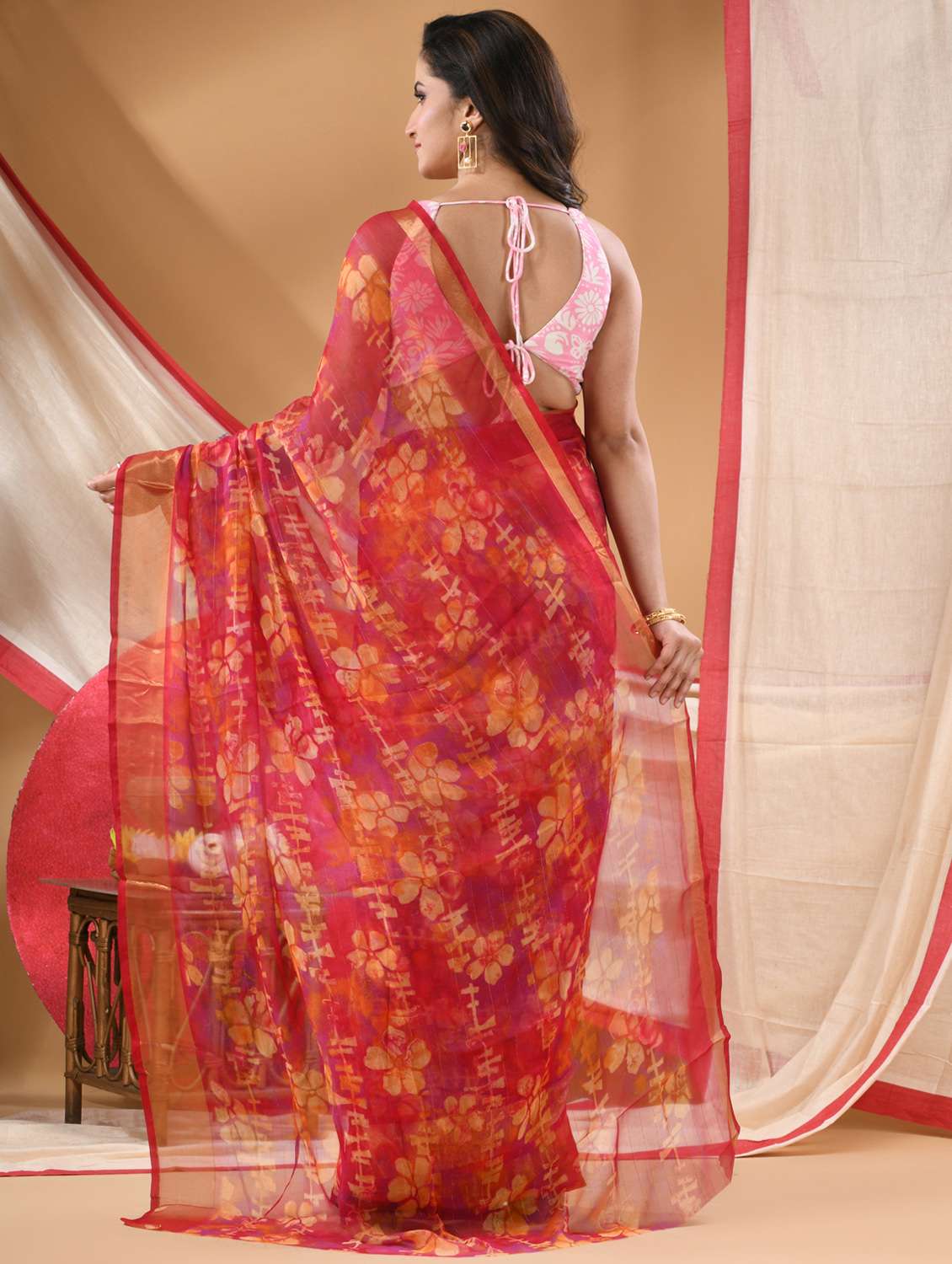 women floral printed saree - 22072236 - Standard Image - 4