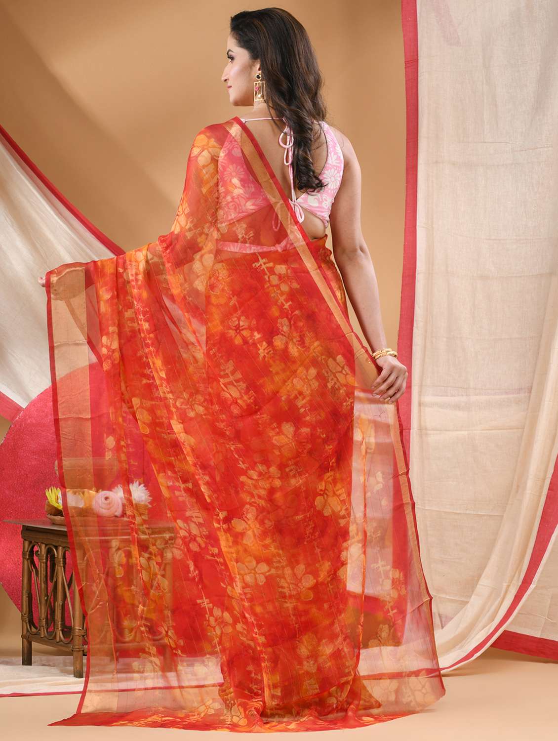 women floral printed saree - 22072238 - Standard Image - 4