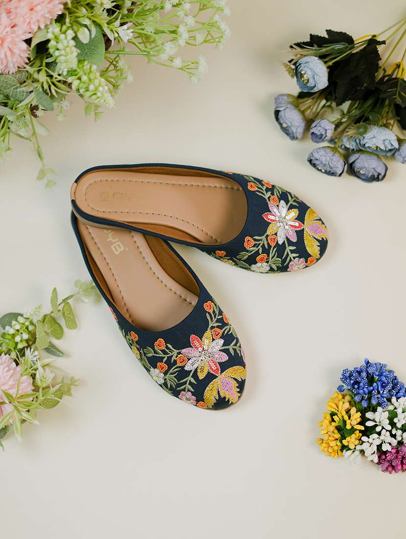 women embroidered slip on jutis