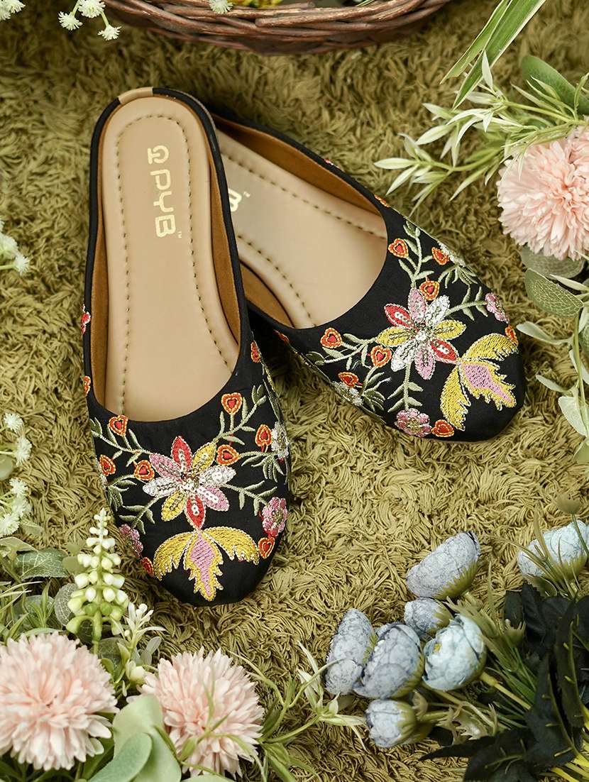 women embroidered slip on jutis