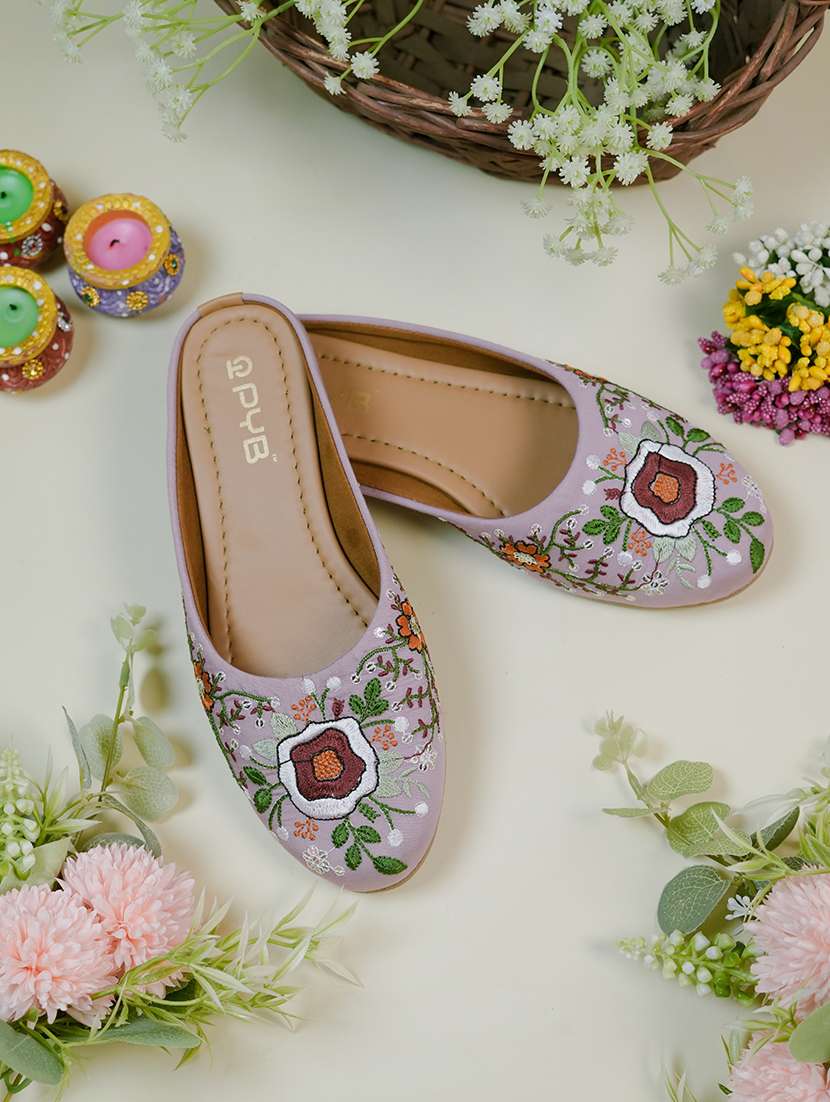 women embroidered slip on jutis