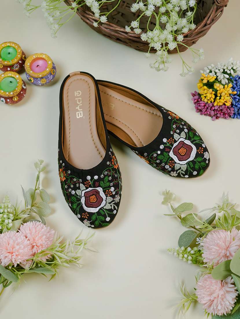 women embroidered slip on jutis
