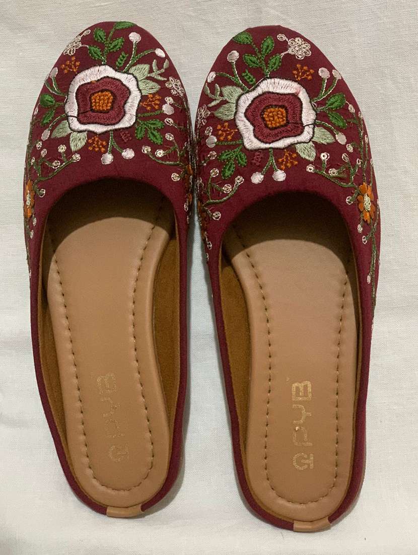 women embroidered slip on jutis - 22072775 -  Standard Image - 1