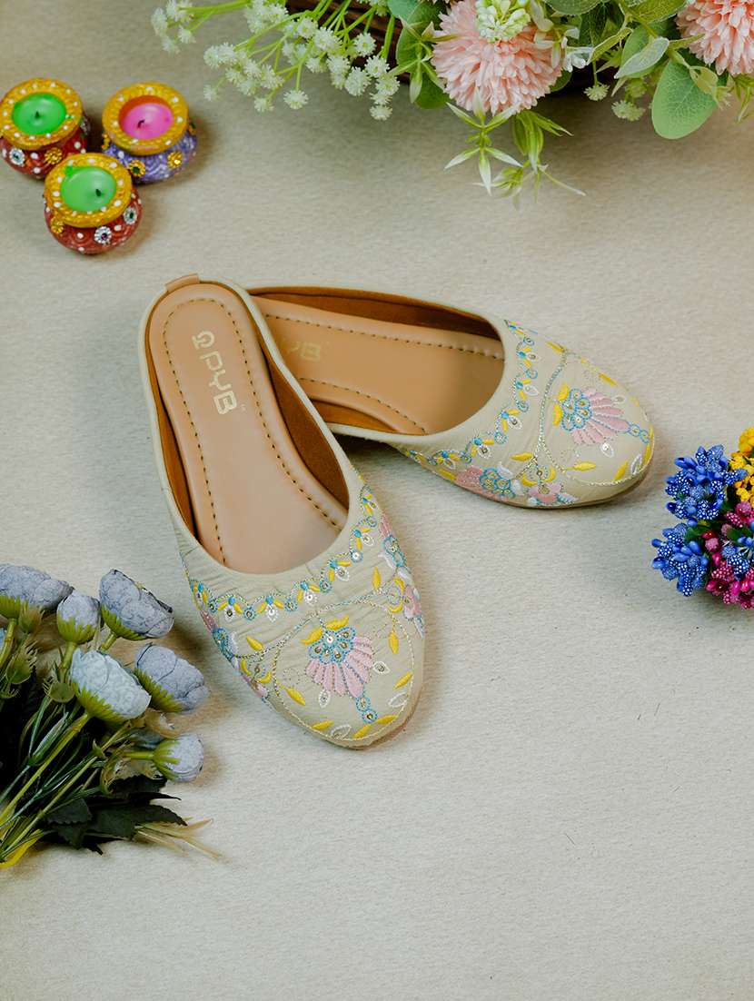 women embroidered slip on jutis