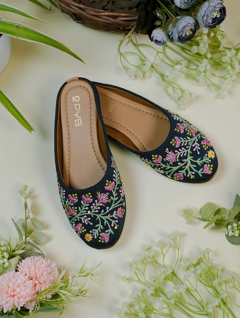 women embroidered slip on jutis