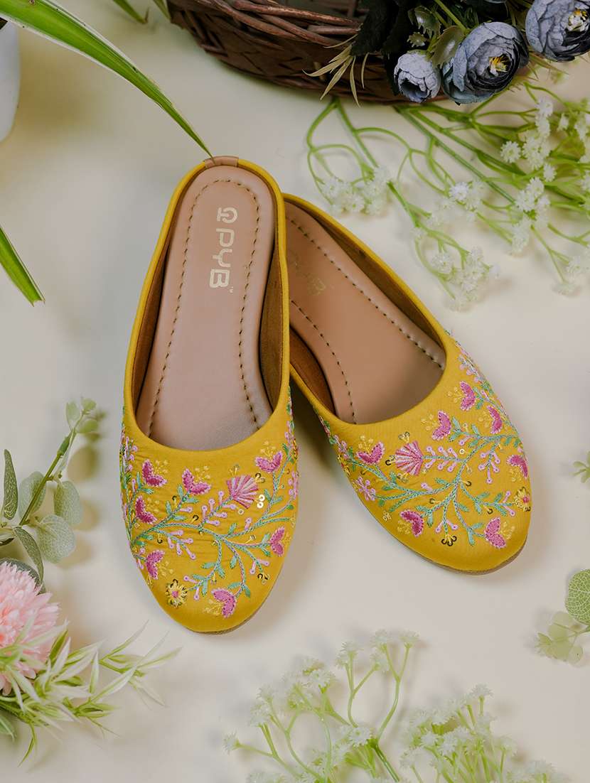 women embroidered slip on jutis