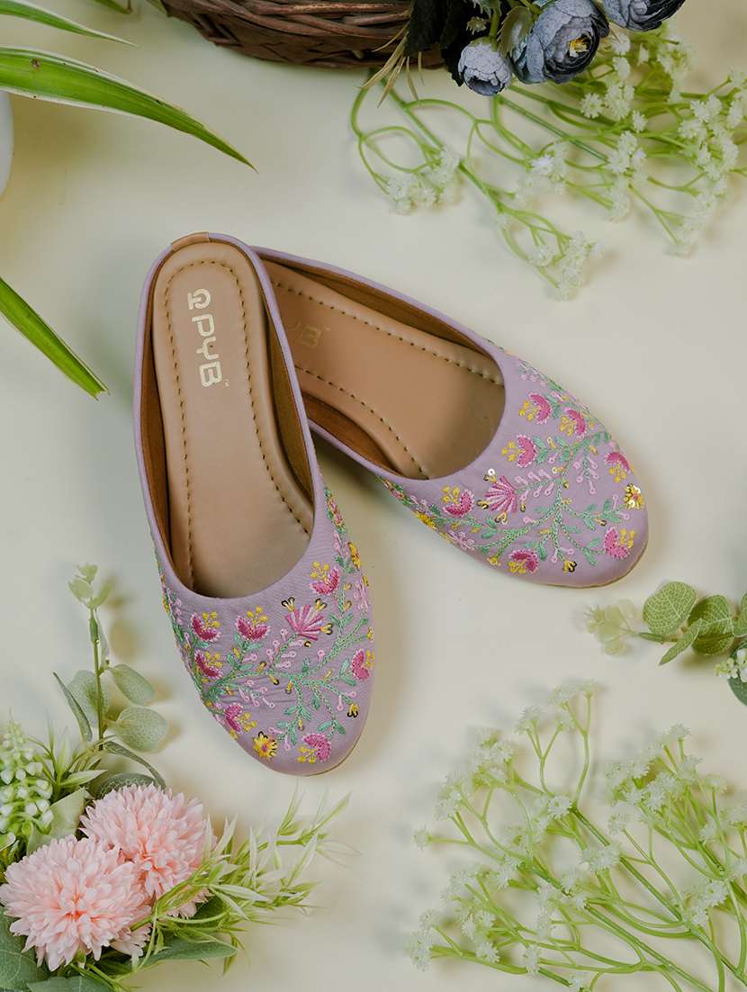 women embroidered slip on jutis