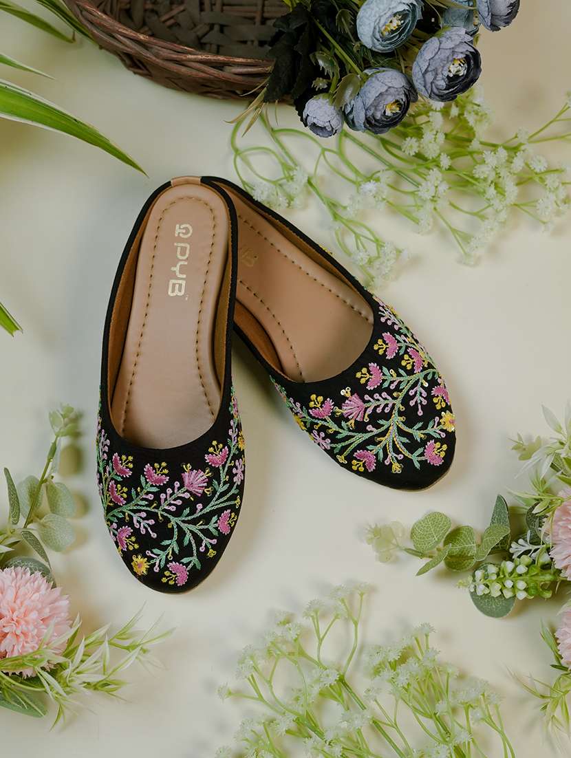 women embroidered slip on jutis