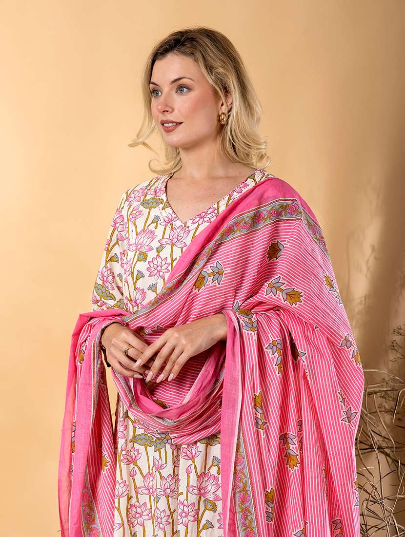 women floral three quarter sleeve kurta pant with dupatta set - 22072887 -  Standard Image - 4