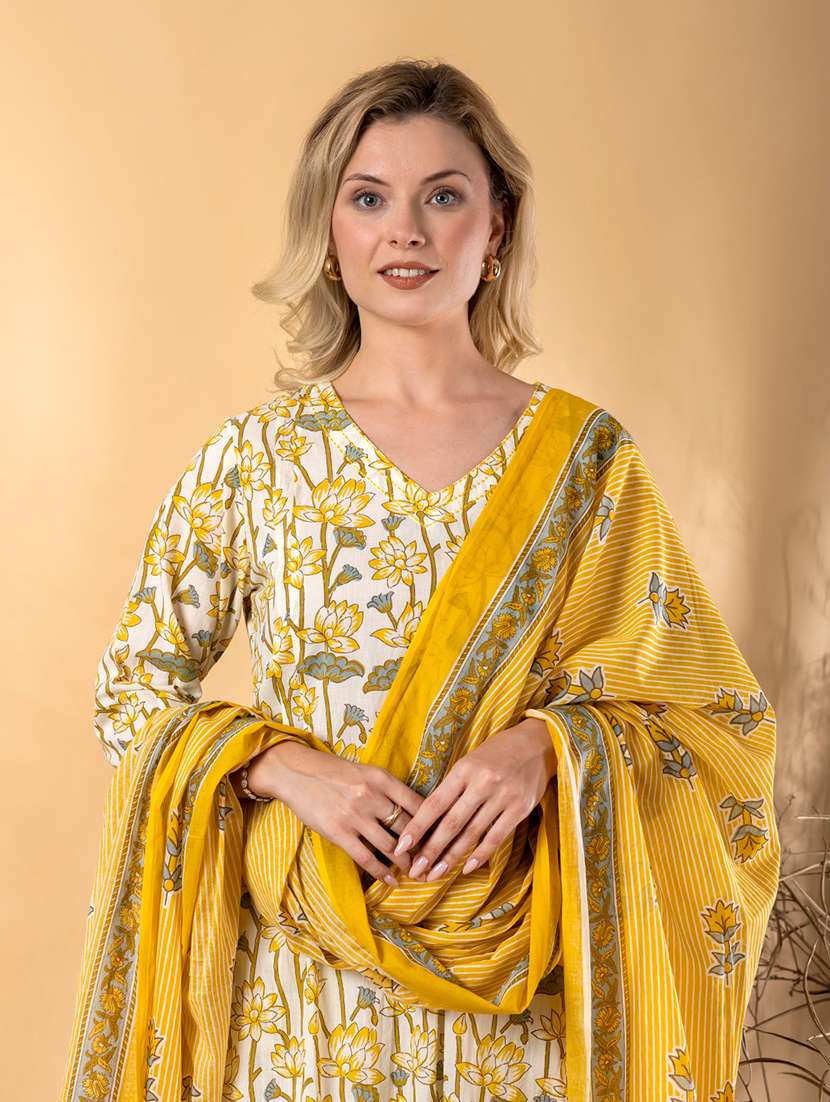 women floral three quarter sleeve kurta pant with dupatta set - 22072888 -  Standard Image - 4