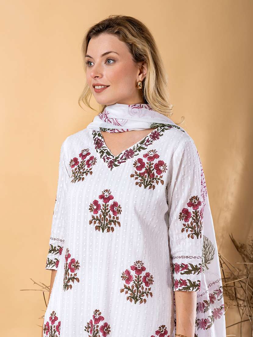 women floral three quarter sleeve kurta pant with dupatta set - 22072891 -  Standard Image - 4