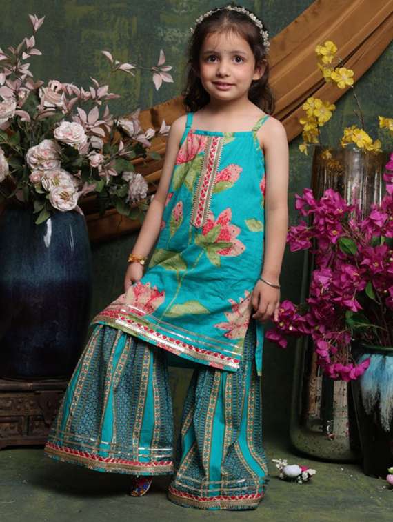 girls floral print sleeveless kurta and sharara set 