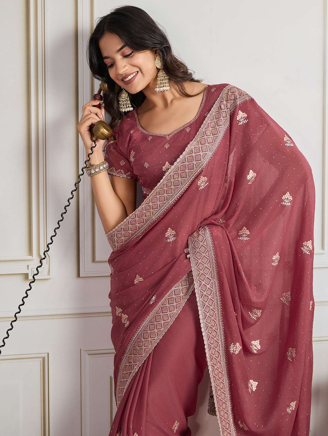 women solid with work embroidered saree with blouse - 22073986 - Standard Image - 4